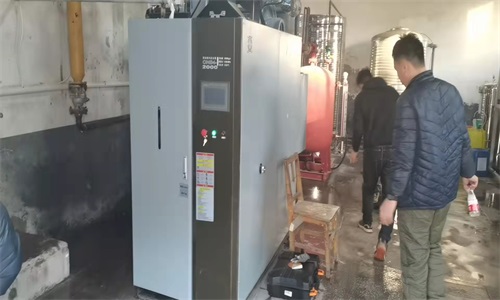 大西热能在郑州某厂为客户安装蒸汽发生器现场